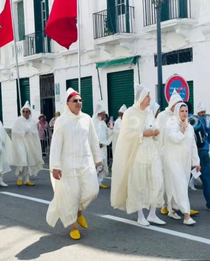 في ردّه على إشاعة عدم حضوره حفل الولاء، البرلماني ورئيس مقاطعة بني مكادة ينشر صورة توثّق الحدث.