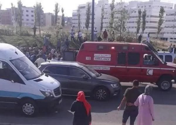 متسولة ترش الماء القاطع على سيدة وسط شارع عام بطنجة.